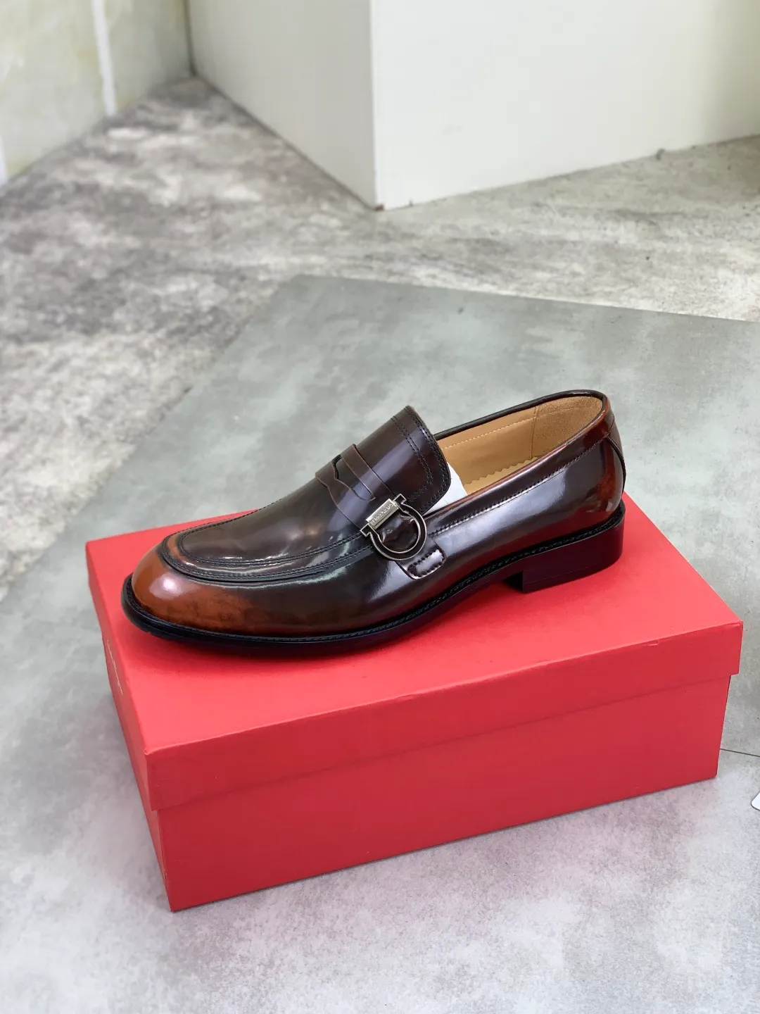 Men's Men's Shoes 💰P562💰[New Style] Water-dyed Niuli 🆘[Salvatore Ferragamo] Ferragamo's latest casual business leather shoes for men! Listed simultaneously! The fabric is made of specially imported original open-edge beaded calfskin, and the interior is made of imported water-dyed cowhide. It is absolutely luxurious and leads the fashion trend. Matching code: 38-44 (45 and 46 can be customized) Black, brown and burgundy colors available